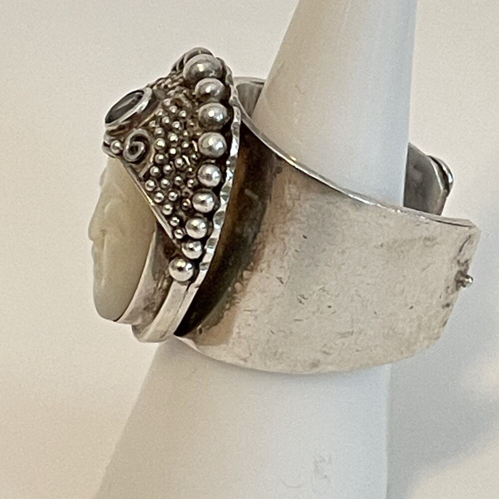 Sajen Sterling Silver Mother Of Pearl Ring - Picture 4 of 12